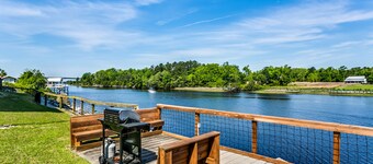 Waterway views, beautiful sunsets, pools, hot tubs, balcony, grilling & beaches