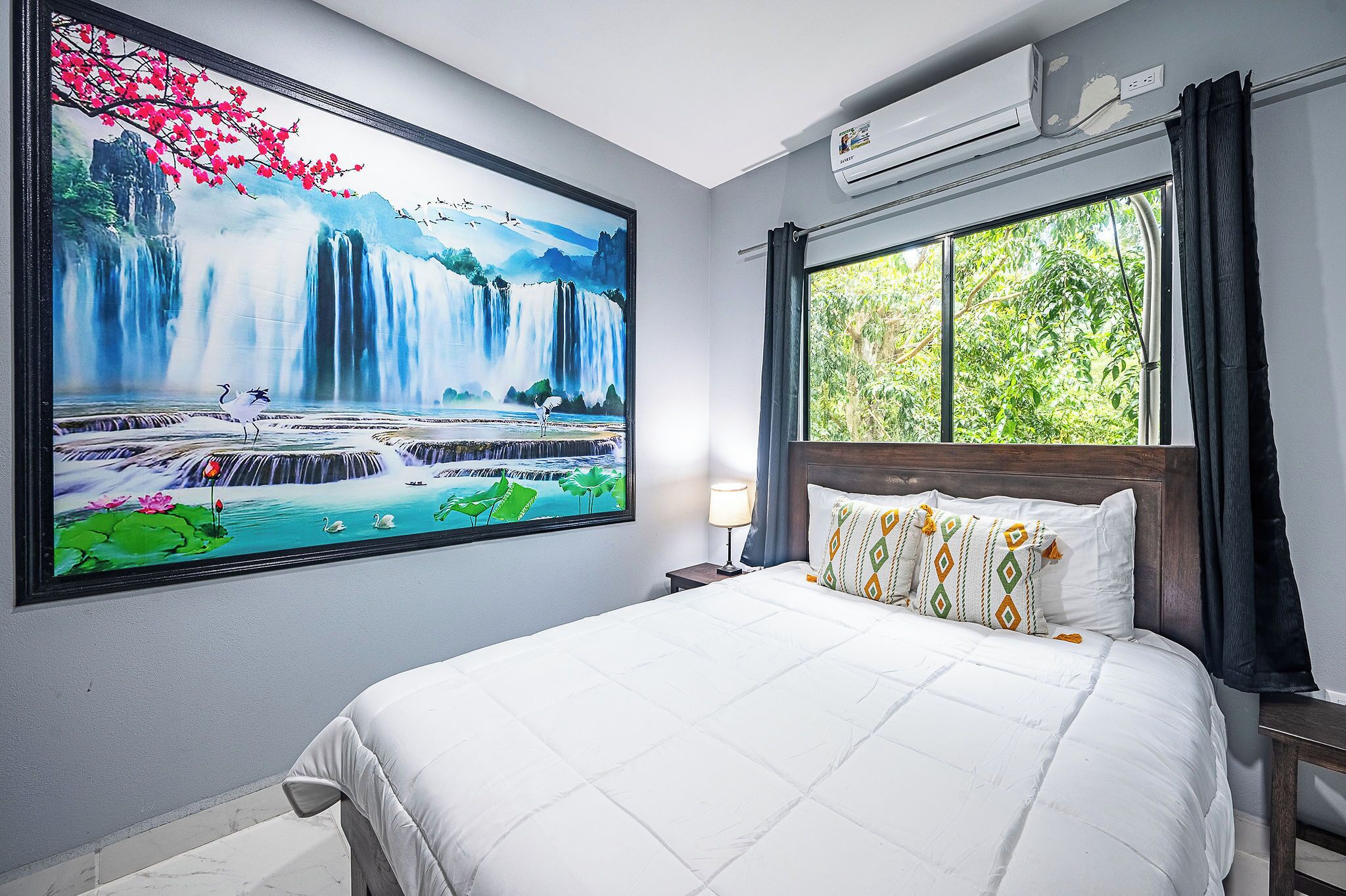 18 bedrooms, in-room safe, WiFi (free), bed sheets