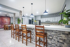 Fridge, microwave, oven, stovetop - 18 Bedroom PRIVATE HOME Jaco Beach, 5-Year of Excellence, VIP Concierge Services (Puntarenas Province)