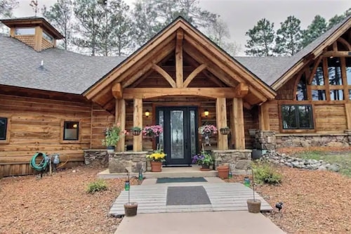 Luxury Log Home with Dock, Fire Pit & Kayaks