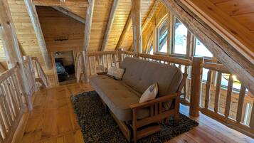 Smart-tv, eldstad och böcker