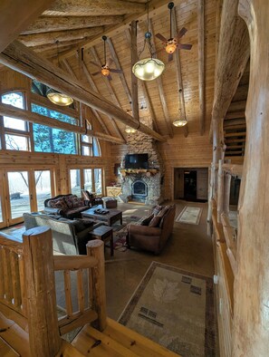 Smart TV, fireplace, books - Luxury Log Home in Park Rapids | 3 Bed, 3.5 Bath (Park Rapids)