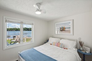 3 soverom, skrivebord, strykejern/-brett og reiseseng for barn