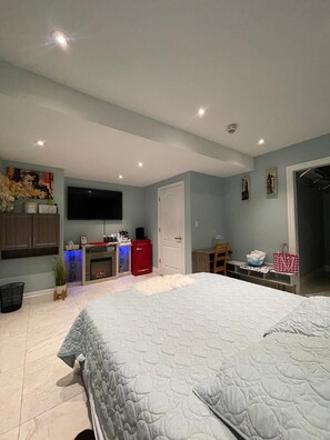 1 bedroom, desk, WiFi, bed sheets