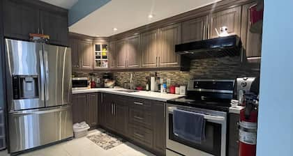 Beautuful luxurious master bedroom close to lakeshore