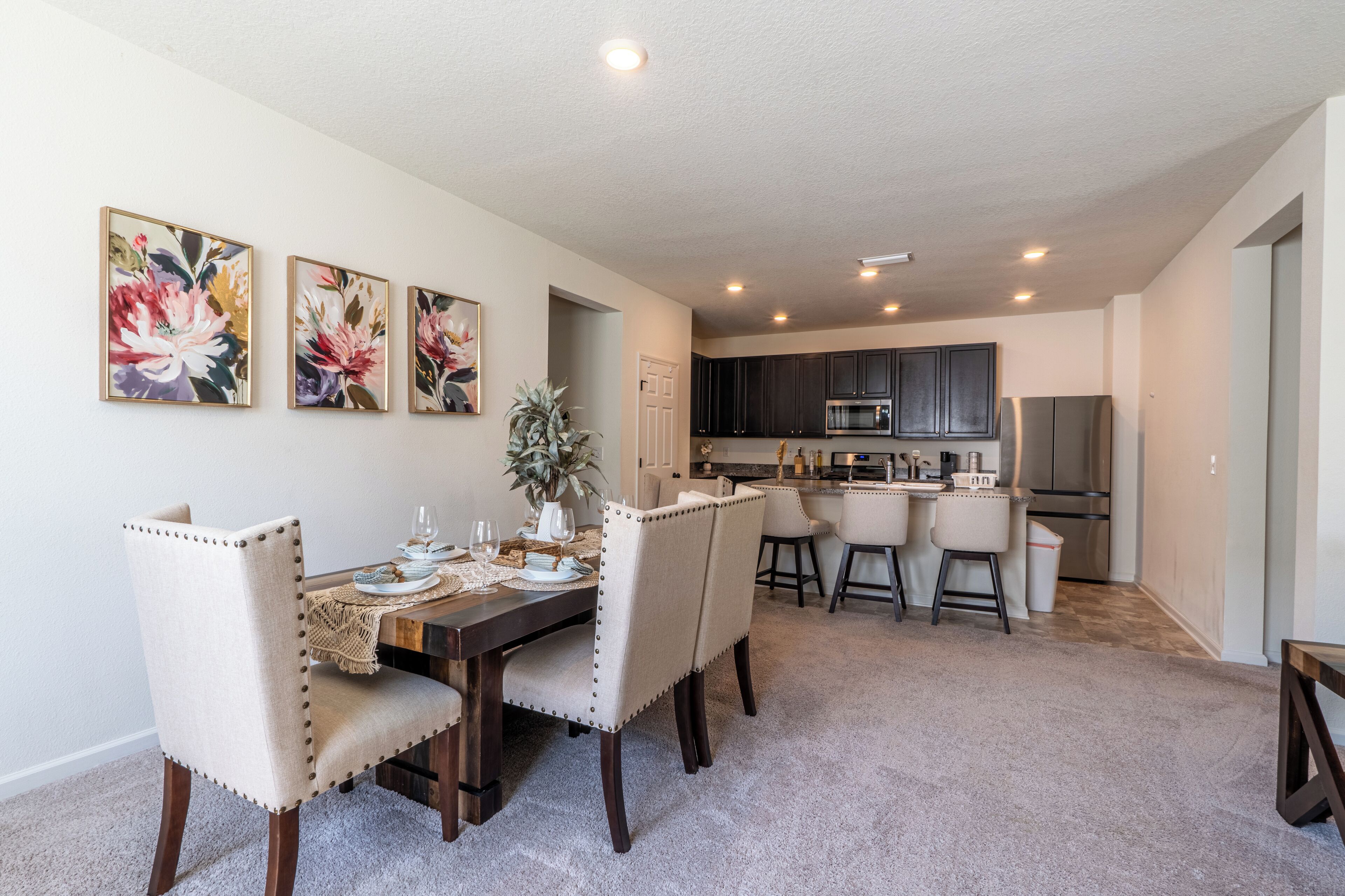 Comfort Family Home - Tesla Charger, 4 BR,  BBQ and Spacious Patio 