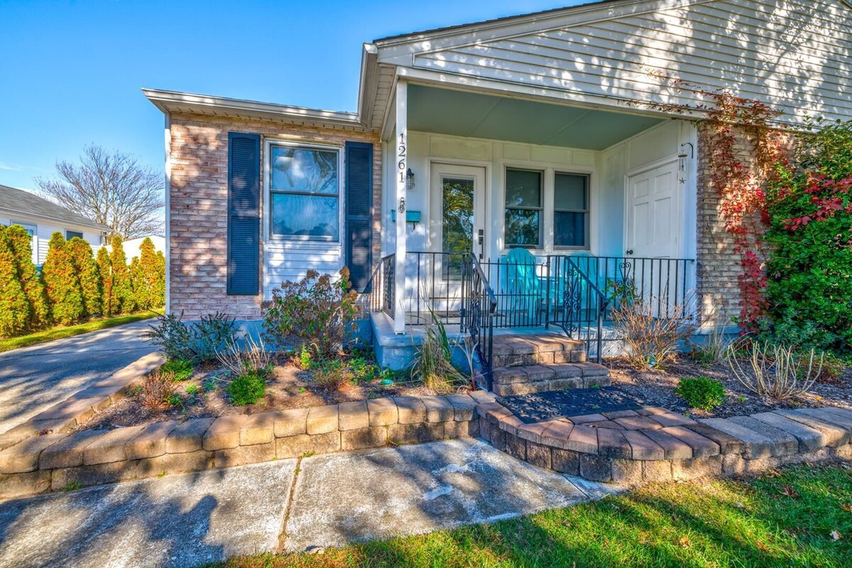 Modern Fenced in Pet Friendly 2BR 1BA Home