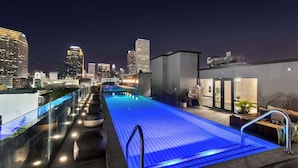 A rooftop pool with a city skyline in the background. - Downtown 3BR Suite Penthouse with Private Terrace Hotel (New Orleans)