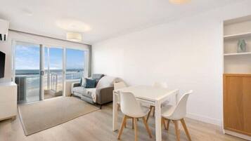 Apartamento, 1 quarto, vista para o oceano | Opções para refeição no quarto