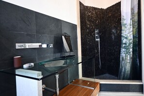 Douche, bidet, serviettes fournies