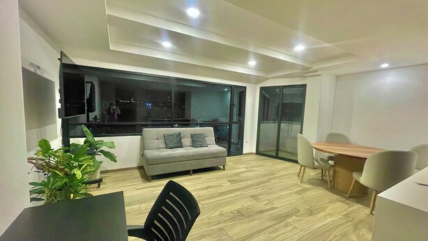 Comfort Apartment, Balcony, City View | Living area - Depto 3 dormitorios vistas a la ciudad (Quito)
