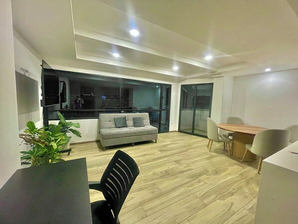 Comfort Apartment, Balcony, City View | Living area - Depto 3 dormitorios vistas a la ciudad (Quito)