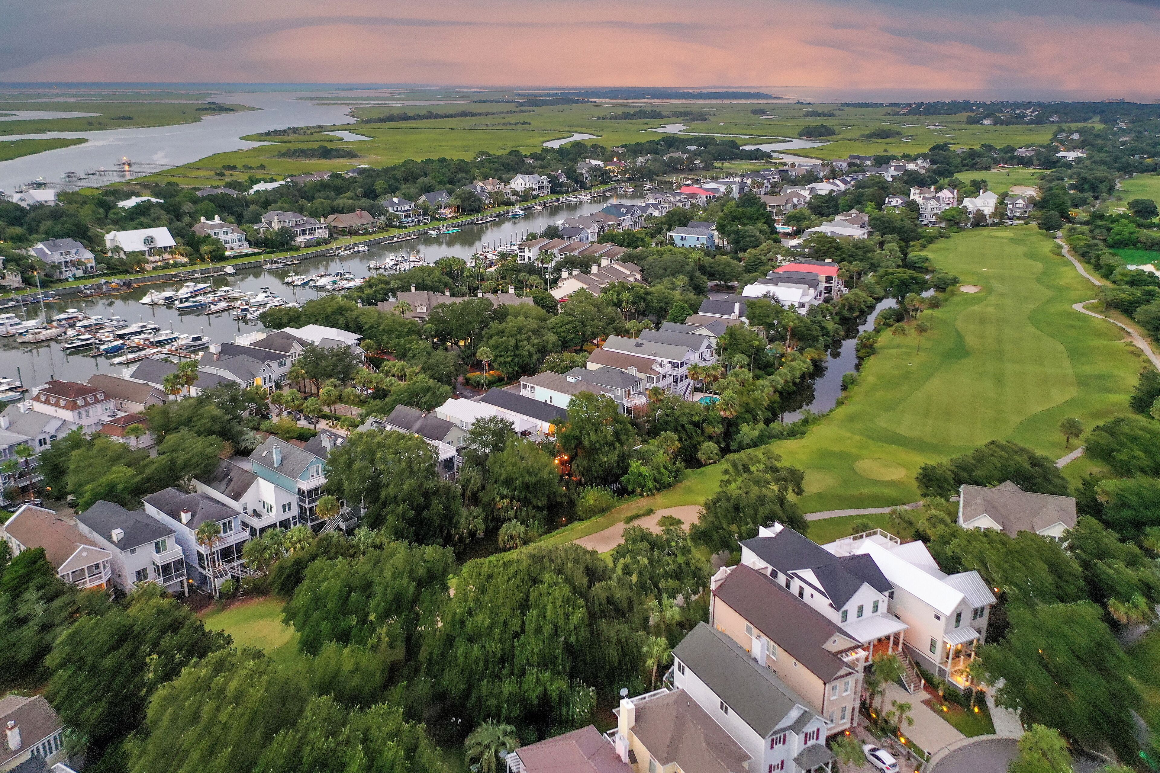 Vista aérea de una zona residencial con casas, un campo de golf y un puerto deportivo.