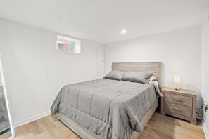 1 bedroom, iron/ironing board, WiFi, bed sheets - Basement Unit 1-bedroom with AC and WiFi in beautiful Washington (Washington)