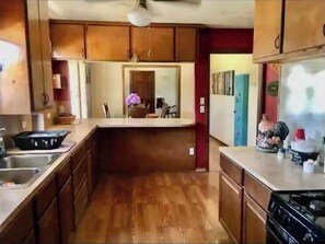 Kjøleskap, mikrobølgeovn, ovn og kokeplater