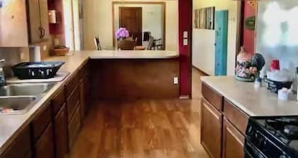 Charming 2-bedroom house in Coleman with AC and WiFi. Sleeps 7 & no pets.