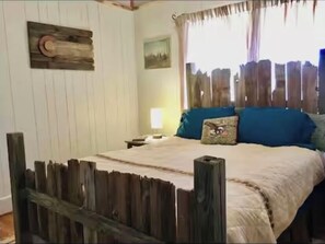 2 bedrooms, iron/ironing board, free WiFi, bed sheets - Charming 2-bedroom house in Coleman with AC and WiFi. Sleeps 7 & no pets. (Coleman)