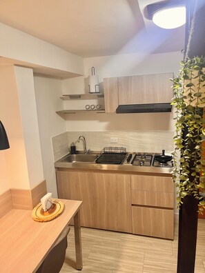 Fridge, stovetop, dishwasher, coffee/tea maker - Charming deluxe studio with WiFi, AC, Kitchen, and Workstation in Barranquilla (Barranquilla)