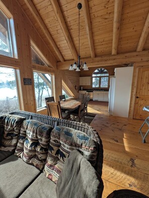 Een smart-tv en boeken