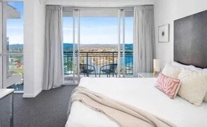 2 bedrooms, iron/ironing board, bed sheets - Amazing Panoramic Views Surfers (Surfers Paradise)