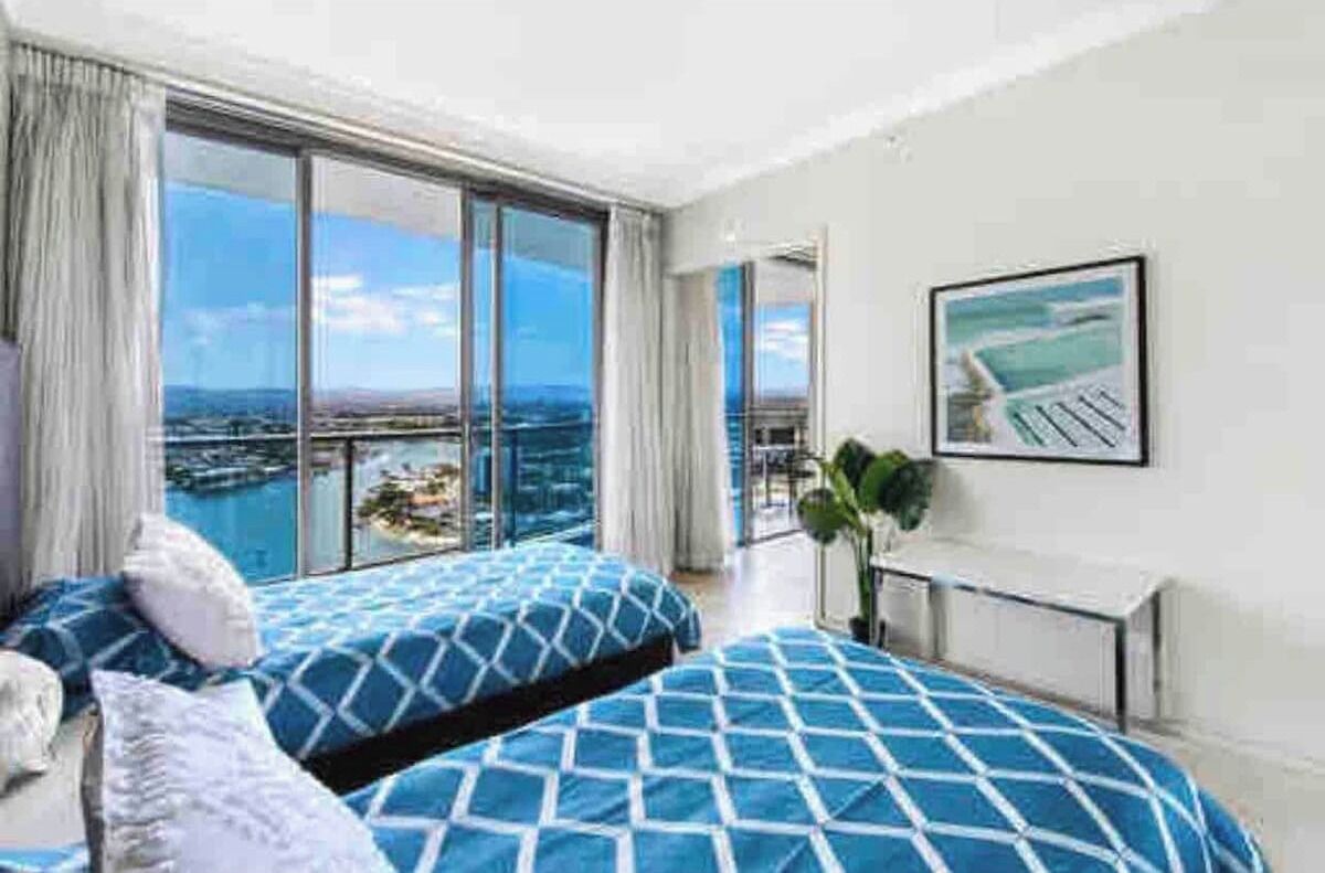 2 habitaciones, tabla de planchar con plancha, wifi y ropa de cama 