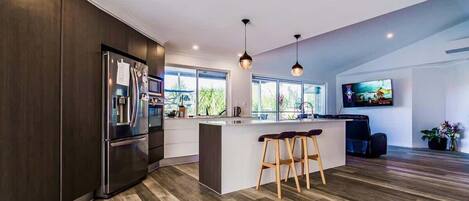 Kjøleskap, mikrobølgeovn, ovn og kokeplater