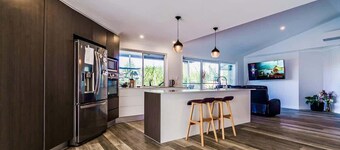 Mudgeeraba family home with hot tub & garden