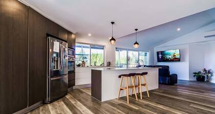 Mudgeeraba family home with hot tub & garden