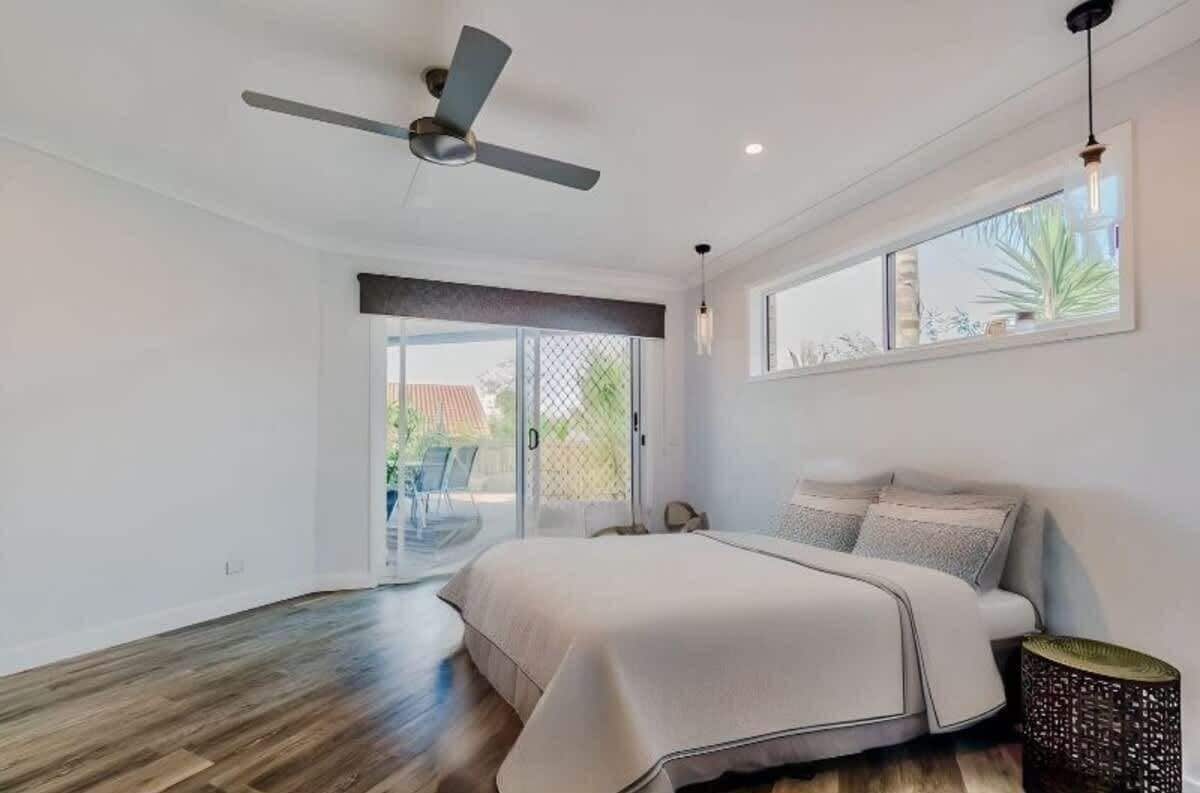 5 bedrooms, iron/ironing board, WiFi, bed sheets