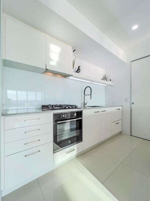 Micro-ondes, plaque de cuisson, lave-vaisselle, grille-pain
