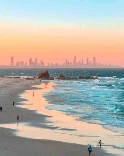 Beachfront North Burleigh Apt near Surf Club