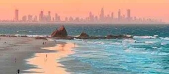 Beachfront North Burleigh Apt near Surf Club