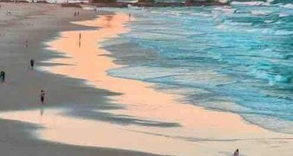 Beachfront North Burleigh Apt near Surf Club