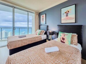 2 bedrooms, iron/ironing board, WiFi, bed sheets - Cloud 9 at Chevron Towers (Surfers Paradise)