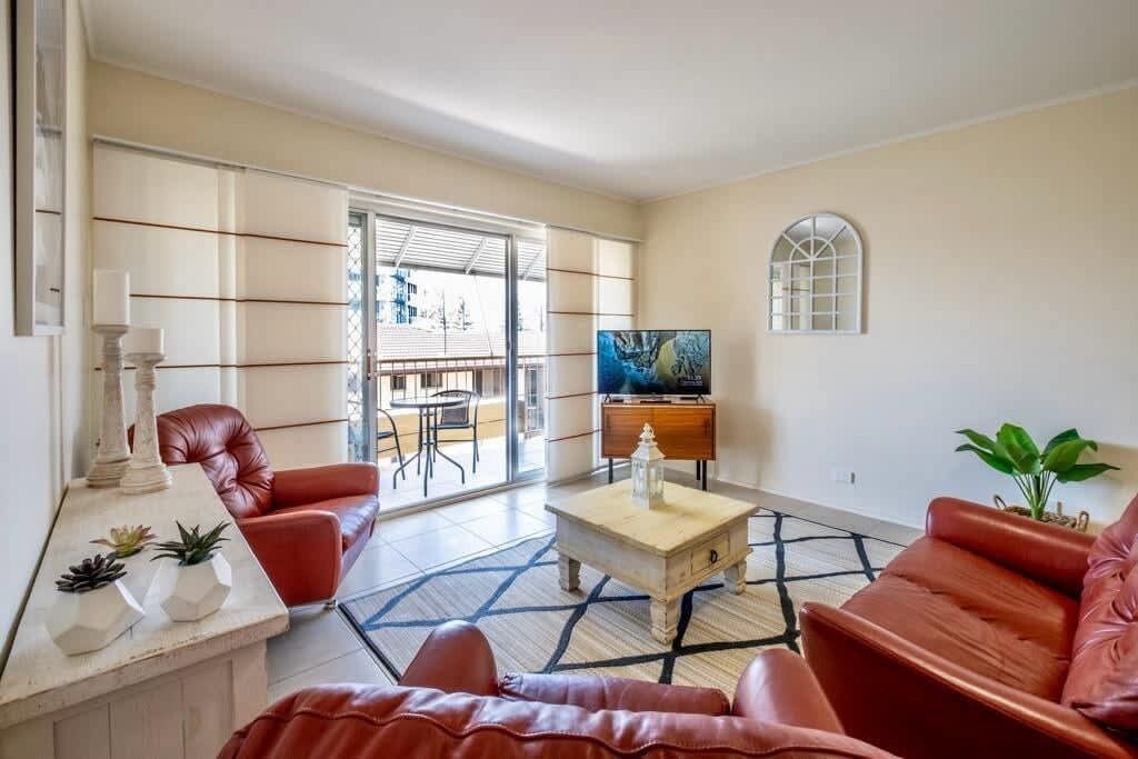 Una televisión, una oficina