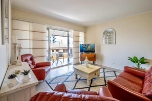 TV, offices - Gold Coast Broadwater Retreat - Sleeps 16 (Labrador)