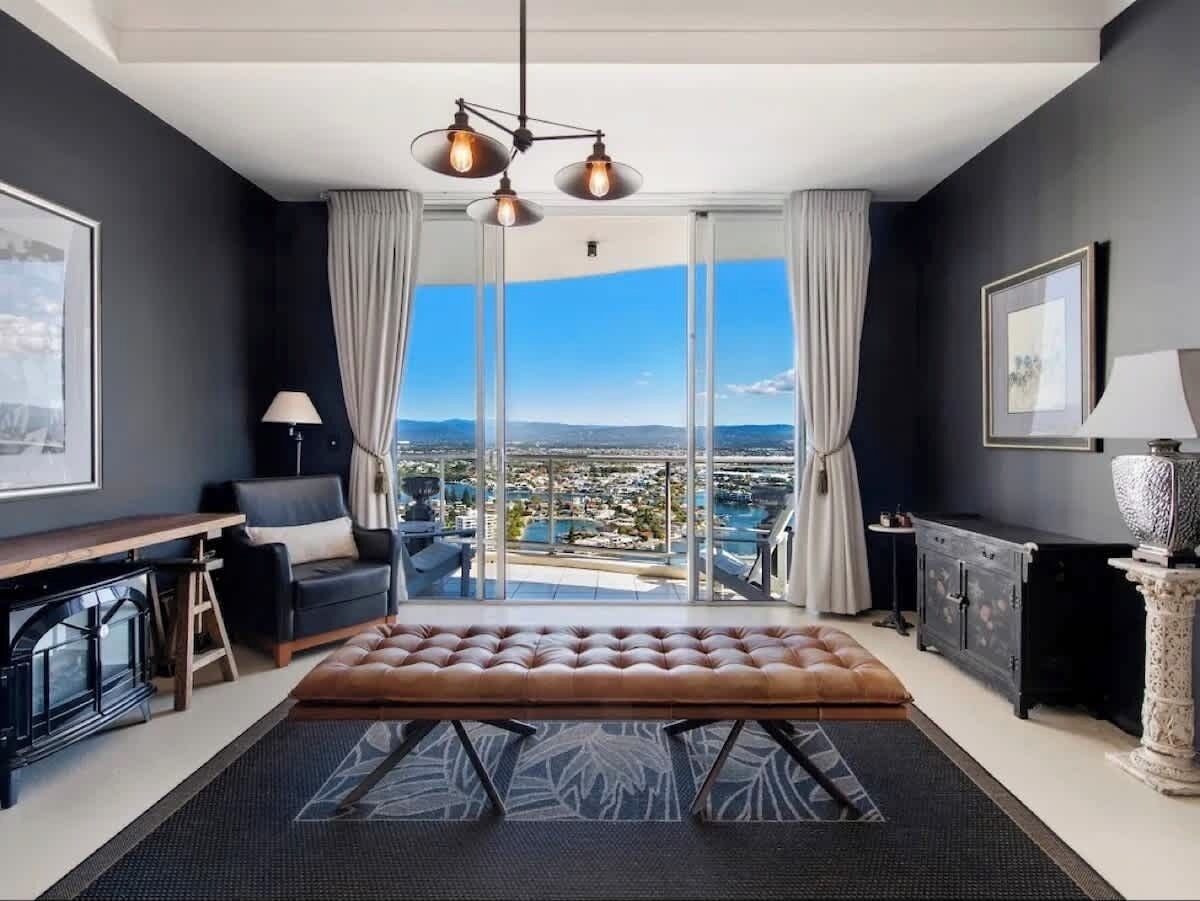 Una televisión, videojuegos, una oficina