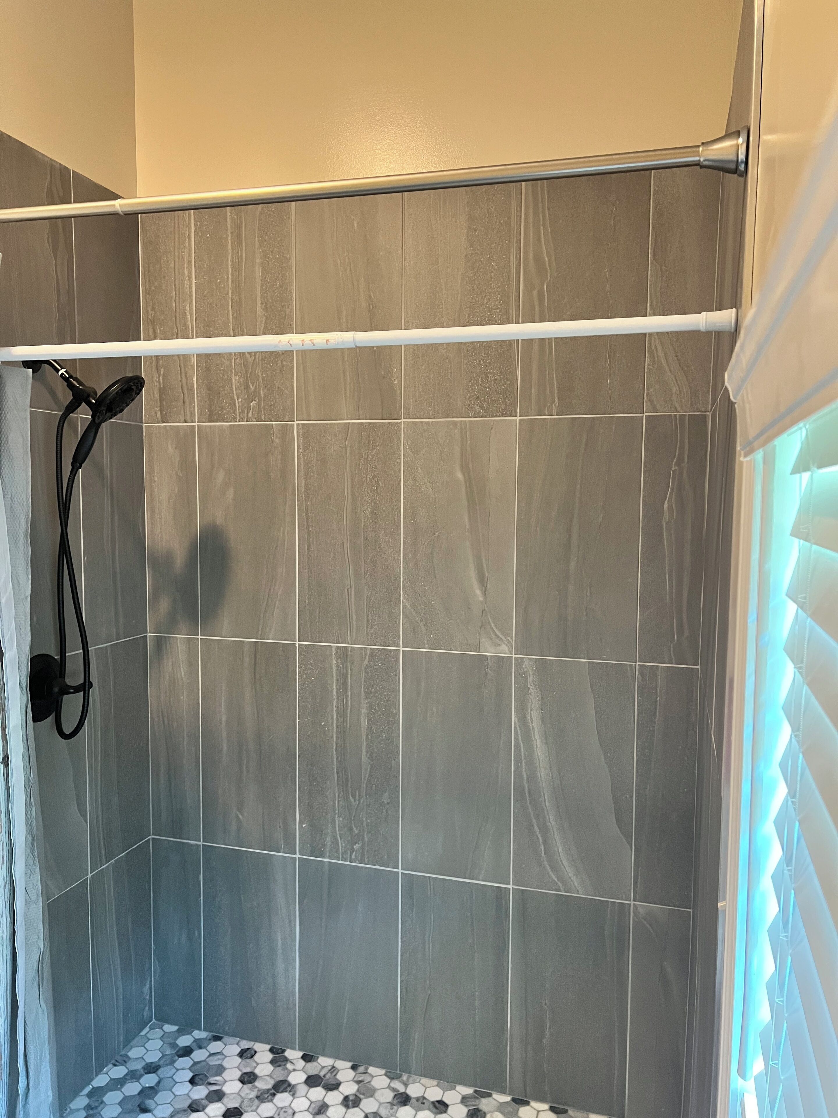 Douche, sèche-cheveux, serviettes fournies, savon