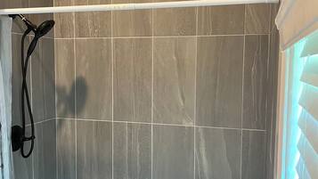 Douche, sèche-cheveux, serviettes fournies, savon
