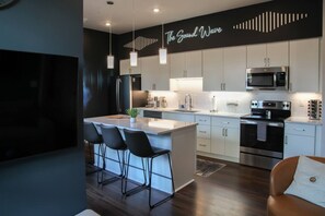 Réfrigérateur, four à micro-ondes, un four, surface de cuisson