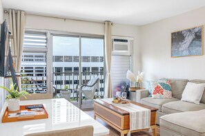 Smart TV - Kuhio at Waikiki 2BR/2BA Condo Near Beach + Parking (Honolulu)
