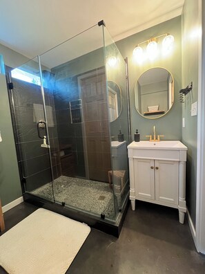 Douche, sèche-cheveux, serviettes fournies, savon