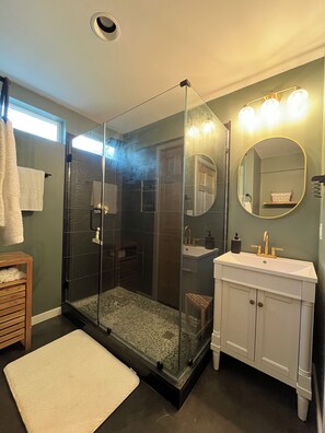 Dusj, hårføner, håndklær og såpe