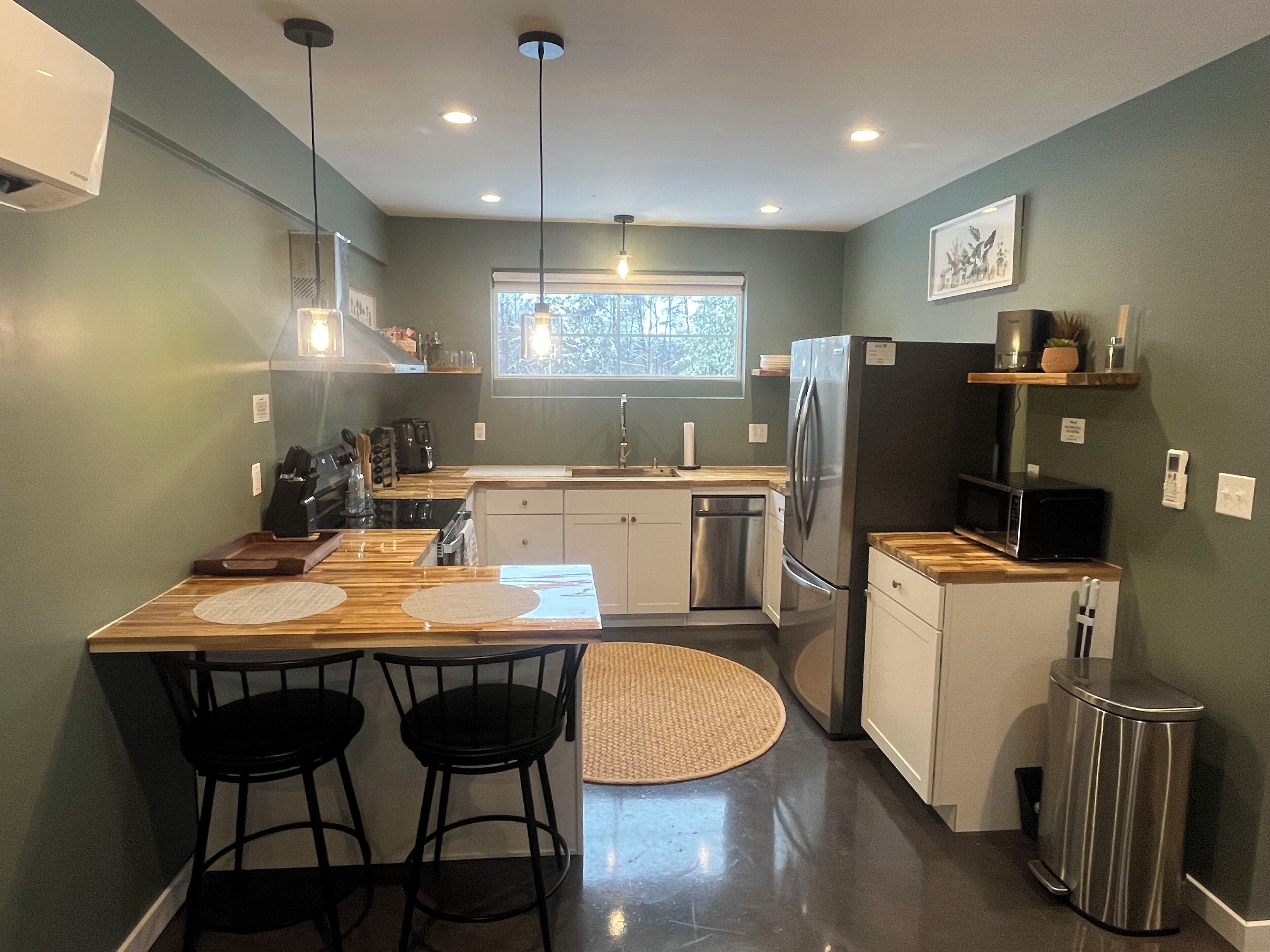 Een magnetron, een oven, een kookplaat, een vaatwasser