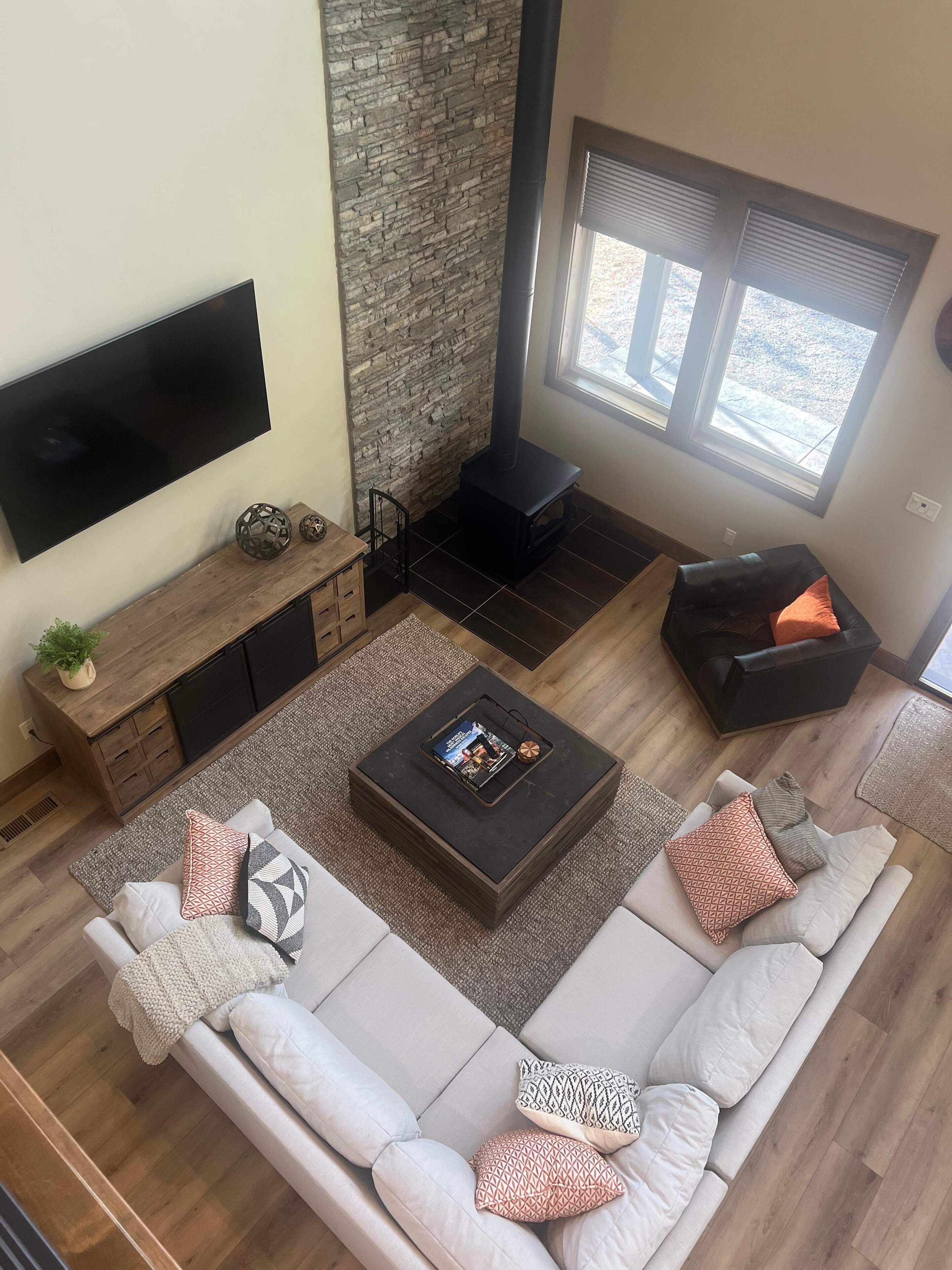 تلفزيون ذكي، مدفأة، مشغل دي في دي، كُتُب