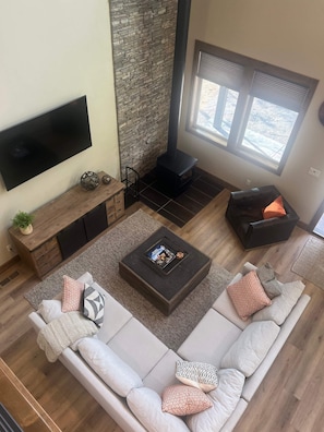 Smart-TV, Kamin, DVD-Player, Bücher