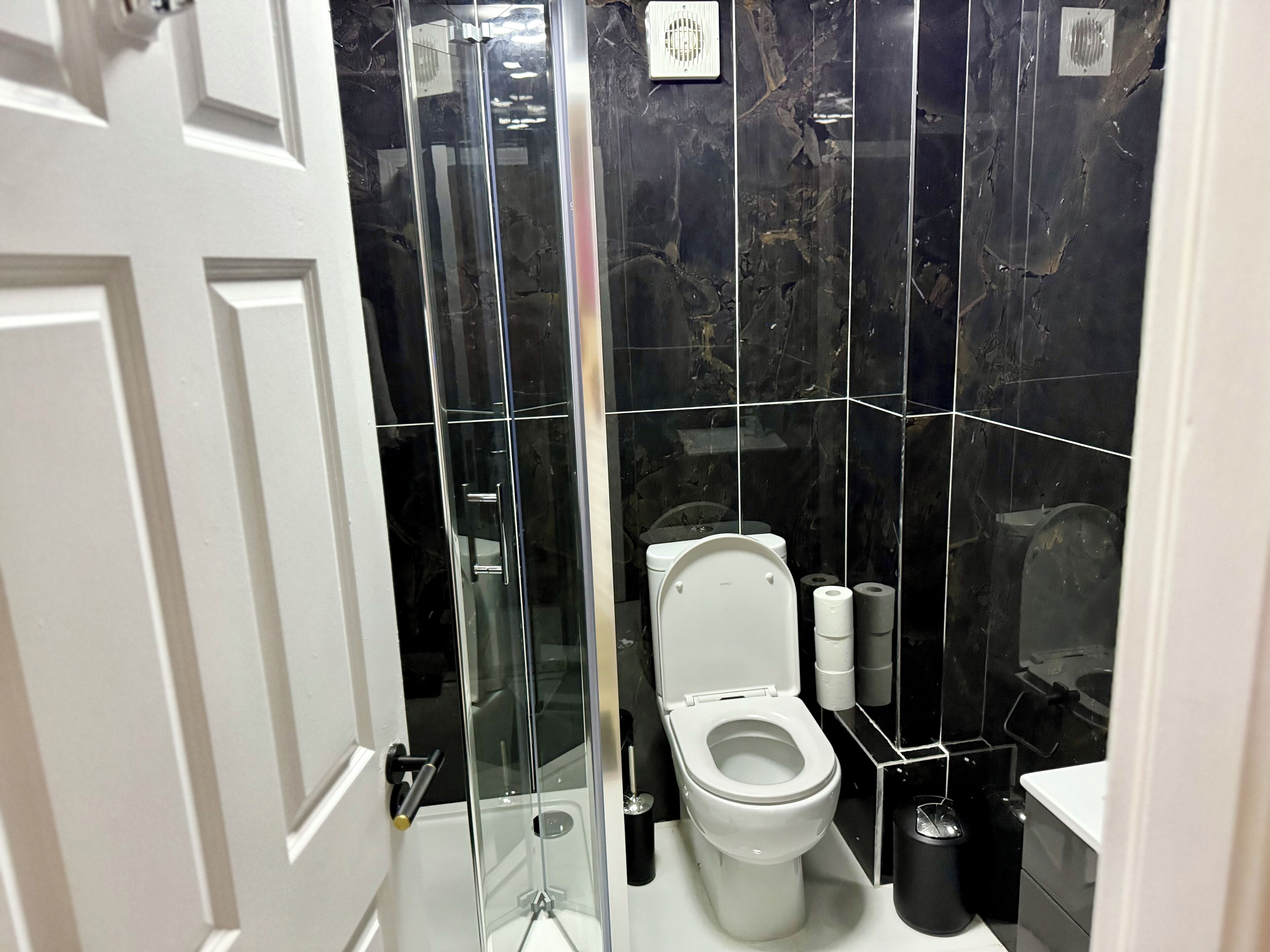 Hårtørrer, håndklæder, Sæbe, Toiletpapir