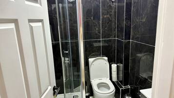 Hårtørrer, håndklæder, Sæbe, Toiletpapir