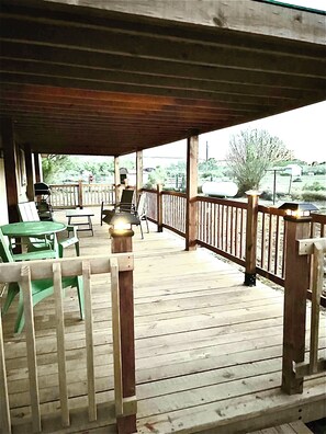 Terrace/patio - 4-bedroom Reel Fishing Retreat on the San Juan near quality waters. (Blanco)