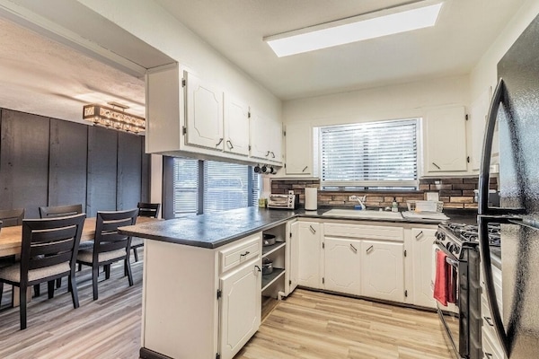 Frigorifero, microonde, forno, piano cottura